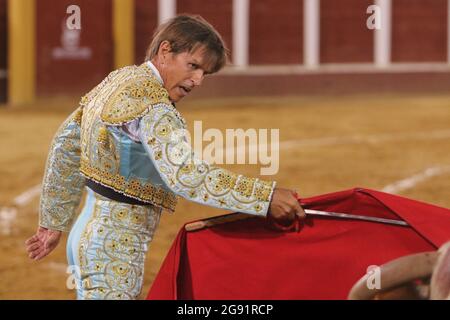 Malaga, Spanien. Juli 2021. 23. Juli 2021: 23. Juli 2021 (Fuengirola, Malaga )der Stierkämpfer Manuel Diaz the Cordobes erscheint nach der Pandemie von Covid 19 wieder in der Arena, wo er einen kleinen Missgeschick und zwei kurze Ohren für die beiden Bullen erlitt, denen er gegenüberstand (Foto: © Lorenzo Carnero/ZUMA Press Wire) Quelle: ZUMA Press, Inc./Alamy Live News Stockfoto