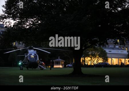 Washington, USA. Juli 2021. Marine One wartet am Freitag, den 23. Juli 2021, auf US-Präsident Joe Biden auf dem South Lawn des Weißen Hauses in Washington, DC. (Foto von Oliver Contreras/SIPA USA) Quelle: SIPA USA/Alamy Live News Stockfoto