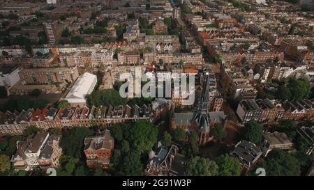 Luftaufnahme von Amsterdam mit Häusern und der Volden Kirche Stockfoto