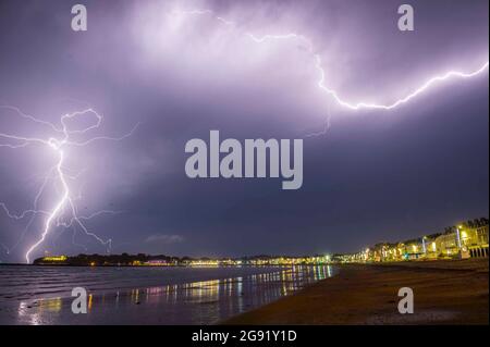 Weymouth, Dorset, Großbritannien. Juli 2021. Wetter in Großbritannien. Blitze füllen den Himmel über dem Badeort Weymouth in Dorset, wenn heftige Regenfälle und Gewitter über Nacht passieren, während die einwöchige Hitzewelle mit einem Knall endet. Bildnachweis: Graham Hunt/Alamy Live News Stockfoto