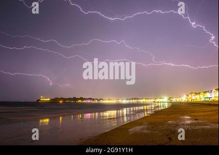 Weymouth, Dorset, Großbritannien. Juli 2021. Wetter in Großbritannien. Blitze füllen den Himmel über dem Badeort Weymouth in Dorset, wenn heftige Regenfälle und Gewitter über Nacht passieren, während die einwöchige Hitzewelle mit einem Knall endet. Bildnachweis: Graham Hunt/Alamy Live News Stockfoto