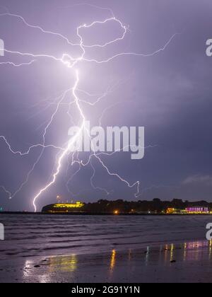 Weymouth, Dorset, Großbritannien. Juli 2021. Wetter in Großbritannien. Blitze füllen den Himmel über dem Badeort Weymouth in Dorset, wenn heftige Regenfälle und Gewitter über Nacht passieren, während die einwöchige Hitzewelle mit einem Knall endet. Bildnachweis: Graham Hunt/Alamy Live News Stockfoto