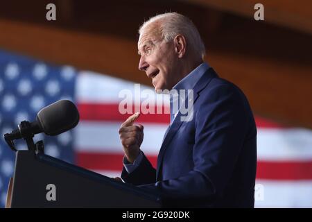 Washington DC, USA. Juli 2021. US-Präsident Joe Biden spricht am Freitag, den 23. Juli 2021, während einer Wahlkampfveranstaltung für Terry McAuliffe, den Gouverneurskandidaten von Virginia, im Lubber Run Park, Arlington, Virginia, in Washington DC, USA. Quelle: Oliver Contreras/Pool via CNP/dpa/Alamy Live News Stockfoto