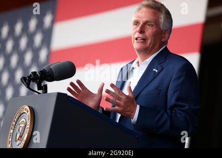 Washington DC, USA. Juli 2021. Terry McAuliffe, Gouverneurskandidat von Virginia, spricht am Freitag, den 23. Juli 2021, während einer Kampagnenveranstaltung im Lubber Run Park, Arlington, Virginia, in Washington DC, USA. Quelle: Oliver Contreras/Pool via CNP *** Local Caption *** BSMID36210473 Quelle: dpa/Alamy Live News Stockfoto