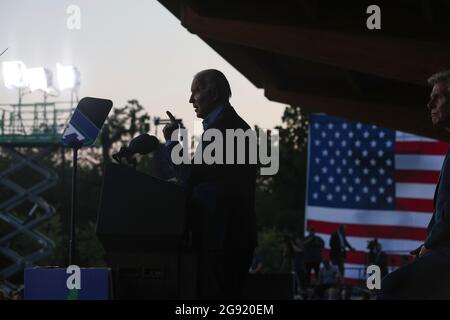 Washington DC, USA. Juli 2021. US-Präsident Joe Biden spricht am Freitag, den 23. Juli 2021, während einer Wahlkampfveranstaltung für Terry McAuliffe, den Gouverneurskandidaten von Virginia, im Lubber Run Park, Arlington, Virginia, in Washington DC, USA. Quelle: Oliver Contreras/Pool via CNP/dpa/Alamy Live News Stockfoto