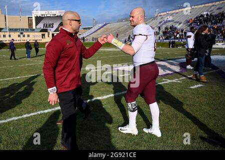 Evanston, USA. November 2019. Minnesota Gophers Cheftrainer P.J. Fleck stößt mit dem Quarterback Tanner Morgan (2) nach dem Sieg ihres Teams über die Northwestern Wildcats am Samstag, den 23. November 2019 im Ryan Field in Evanston, Illinois (Aaron Lavinsky/Minneapolis Star Tribune/TNS/Sipa USA) an die Fäuste. Quelle: SIPA USA/Alamy Live News Stockfoto