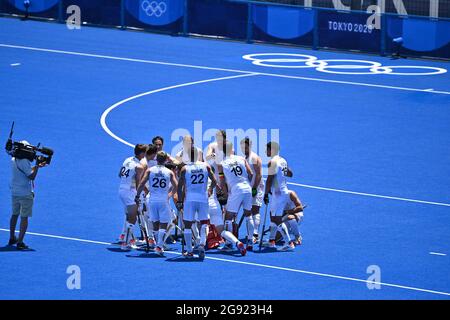 Die belgischen Spieler, die zu Beginn eines Eishockeyspiels zwischen den belgischen Roten Löwen und den Niederlanden in der ersten Runde des B-Pools der Herren-F abgebildet wurden Stockfoto