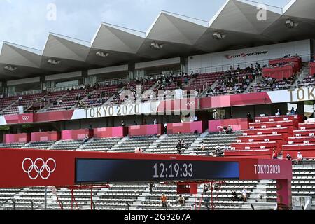 Die Abbildung zeigt das Zielgebiet auf dem Fuji Speedway während des Radrennen der Männer am zweiten Tag der Olympischen Spiele von Tokio 2020 Stockfoto