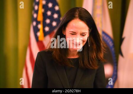 St. Louis, USA. Juli 2021. Avril Haines, Director of National Intelligence, verlässt die Bühne, nachdem er angekündigt hat, dass die National Geospatial-Intelligence Agency am Freitag, den 23. Juli 2021, mit T-Rex, einem gemeinnützigen Innovations- und Unternehmerentwicklungszentrum, in St. Louis zusammenarbeiten wird. Die neue NGA-Zentrale wird in St. Louis gebaut, ist aber erst 2025 betriebsbereit. Die Partnerschaft wird es einigen NGA-Operationen ermöglichen, fortzufahren. Foto von Bill Greenblatt/UPI Credit: UPI/Alamy Live News Stockfoto