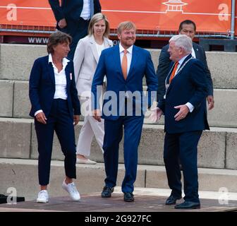 Den Haag, Niederlande. Juli 2021. S.H. König Willem-Alexander, begleitet von Anneke van Zanen (L), Vorsitzende des niederländischen Olympischen Komitees*Niederländischer Sportverband (NOC*NSF) und Bürgermeister von Den Haag, Jan van Zanen (R) bei der Ankunft beim ‘TeamNL Olympic Festival' am Sportstrand von Den Haag.H.R.H. König William-Alexander von den Niederlanden hat heute Morgen das ‘TeamNL Olympic Festival' im niederländischen Badeort Scheveningen offiziell eröffnet. Das Resort wird in den nächsten drei Wochen der Austragungsort der Olympischen Spiele in Tokio sein. Der Wettbewerb kann live gesehen werden und Ehrungen von Olympic Stockfoto