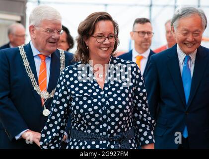 Den Haag, Niederlande. Juli 2021. Der Bürgermeister von Den Haag, Jan van Zanen (L), Tamara van Ark, Minister für medizinische Versorgung und Sport (C) und, Botschafter Japans in den Niederlanden, seine Exzellenz Hidehisa Horinouchi kommen zur offiziellen Eröffnung des TeamNL Olympic Festivals König William-Alexander von den Niederlanden hat heute Morgen das ‘TeamNL Olympic Festival' im niederländischen Badeort Scheveningen offiziell eröffnet. Das Resort wird in den nächsten drei Wochen der Austragungsort der Olympischen Spiele in Tokio sein. Der Wettbewerb kann live gesehen werden und Ehrungen von Olympiasiegern fanden statt Stockfoto