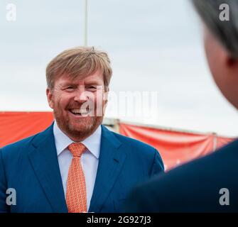 S.R.H. König Willem-Alexander, gesehen während der Eröffnung des TeamNL Olympic Festivals am Sportstrand von Den Haag König William-Alexander von den Niederlanden hat heute Morgen das ‘TeamNL Olympic Festival' im niederländischen Badeort Scheveningen offiziell eröffnet. Das Resort wird in den nächsten drei Wochen der Austragungsort der Olympischen Spiele in Tokio sein. Der Wettbewerb ist live zu sehen und Ehrungen von Olympiasiegern fanden auf dem Festivalgelände statt. Außerhalb des Festivalgeldes befindet sich „Tokyo in Town“, wo verschiedene kostenlose Sportaktivitäten in Den Haag organisiert werden. Das Festival findet statt Stockfoto