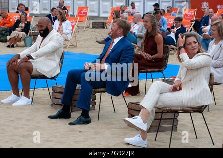 Den Haag, Niederlande. Juli 2021. Von links nach rechts: Judoka Roy Meyer, der 2016 an den Olympischen Sommerspielen in Rio de Janeiro teilgenommen hat, Königliche Hoheit Willem-Alexander und rechts: Paralympische Leichtathletik Goldmedaillengewinnerin: Marlou van Rhijn bei der Eröffnung des TeamNL Olympic Festival.H.R.H. König William-Alexander von den Niederlanden hat heute Morgen das ‘TeamNL Olympic Festival' im niederländischen Badeort Scheveningen offiziell eröffnet. Das Resort wird in den nächsten drei Wochen der Austragungsort der Olympischen Spiele in Tokio sein. Der Wettbewerb ist live zu sehen und es fanden Ehrungen von Olympiasiegern statt Stockfoto