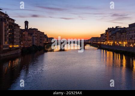 Historische Brücke über den Fluss Arno, Silhouetten gegen den schönen Himmel in Florenz, Toskana, Italien Stockfoto