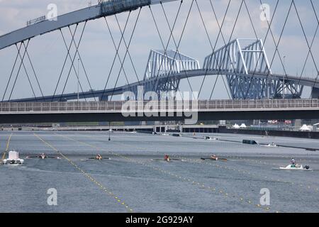 Tokio, Japan. Juli 2021. Rudern: Olympische Spiele, Vorbereitungen, Acht der Männer, Vorrunden auf dem Sea Forest Waterway. Rudern acht Deutschland (4. Von links) mit Johannes Weißenfeld, Laurits Follert, Olaf Roggensack, Torben Johannesen, Jakob Schneider, Malte Jakschik, Richard Schmidt, Hannes Ocik und cox Martin Sauer. Quelle: Jan Woitas/dpa-Zentralbild/dpa/Alamy Live News Stockfoto