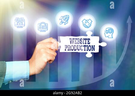 Schreiben Anzeige Text Website Produktion. Business-Konzept Prozess der Erstellung von Websites und es s ist Komponenten Hand Holding Jigsaw Puzzle Stück Stockfoto