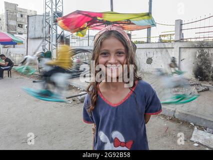 Gaza-Stadt, Palästina. Juli 2021. Ein palästinensisches Mädchen steht vor ihrem Haus in der Stadt Beit Hanoun im nördlichen Gazastreifen. Kredit: SOPA Images Limited/Alamy Live Nachrichten Stockfoto