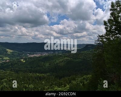 Blick auf die Ausläufer der Schwäbischen Alb mit grünen Wäldern und die Dörfer Laufen und Lautlingen, beide Teil der Stadt Albstadt. Stockfoto