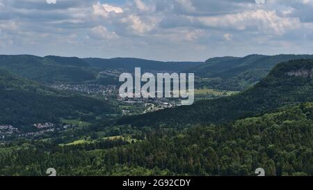 Panoramablick auf die Ausläufer der Schwäbischen Alb vom Albtrauf mit grünen Wäldern, Dorf Lautlingen und Stadt Ebingen, Albstadt, Deutschland. Stockfoto