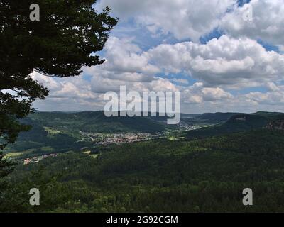 Blick auf die Ausläufer der Schwäbischen Alb mit grünen Wäldern und die Dörfer Laufen und Lautlingen, beide Teil der Stadt Albstadt, Deutschland. Stockfoto