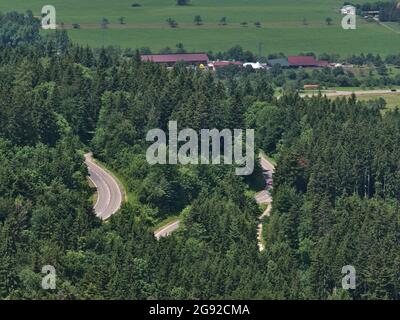 Luftaufnahme der kurvenreichen Landstraße L440, beliebt bei Motorradfahrern, in der Nähe von Balingen, Deutschland in der Niedergebirgsalbe Schwäbische Alb, umgeben von Wäldern. Stockfoto