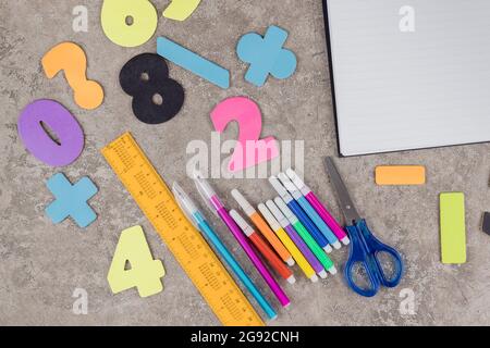 Sortiment an Materialien für die Schule. Flach liegend. Zurück zur Schule. Stockfoto