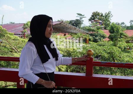 Die schöne muslimische Frau verbringt einen Urlaub auf Korea Fantasy, Ost-Java, Indonesien Stockfoto