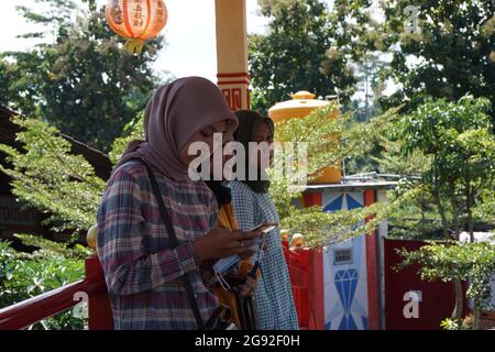 Die schöne muslimische Frau verbringt einen Urlaub auf Korea Fantasy, Ost-Java, Indonesien Stockfoto