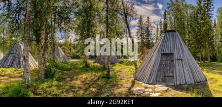 Ankerede, Schweden - 12. Juli 2021: Blick auf viele historische Sami Lavvu Hütten oder Holztipis in Ankerede in Nordschweden Stockfoto