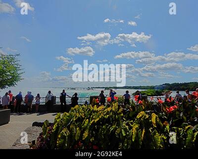 Touristen an den Niagarafällen/Queen Victoria Park/Ontario-Kanada Stockfoto