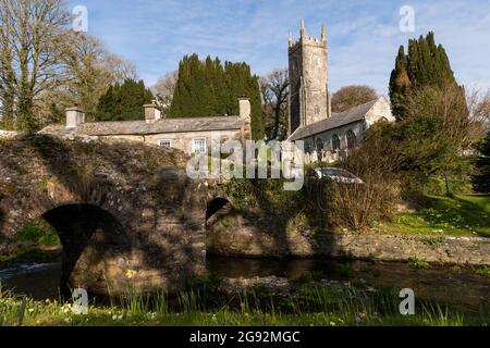 St Nonna's Church Altarnun, Cornwall mit Blick auf den Fluss und die alte Brücke Stockfoto