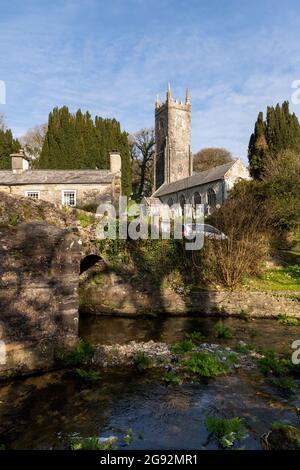 St Nonna's Church Altarnun, Cornwall mit Blick auf den Fluss und die alte Brücke Stockfoto