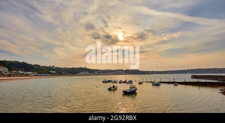 Panoramabild der St Brelades Bay bei Ebbe am frühen Morgen. Jersey CI Stockfoto