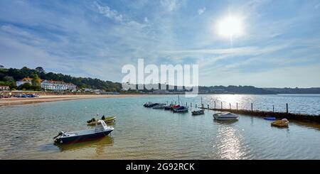 Panoramabild der St Brelades Bay bei Ebbe am frühen Morgen. Jersey CI Stockfoto