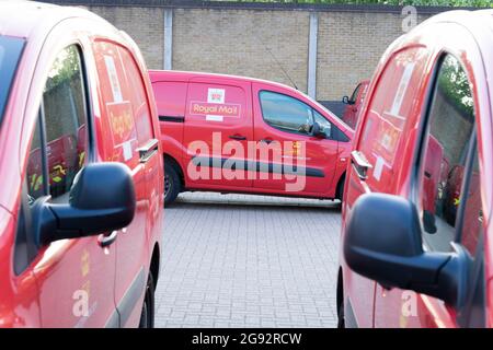 Seitenansicht der Versandwagen von Red Royal, bereit für die Postzustellung, greenwich, London, England, Europa Stockfoto