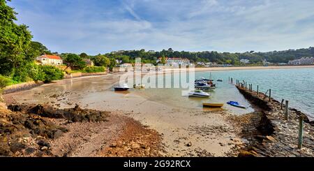 Bild des St. Brelades Bay Pier bei Ebbe am frühen Morgen. Jersey CI Stockfoto