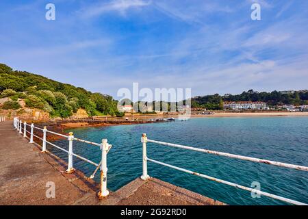 Bild des St. Brelades Bay Pier bei Ebbe am frühen Morgen. Jersey CI Stockfoto