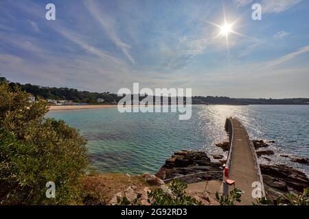 Bild des St. Brelades Bay Pier bei Ebbe am frühen Morgen. Jersey CI Stockfoto