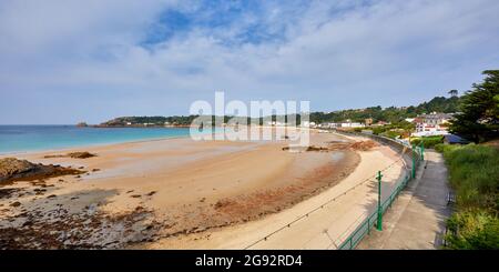 Panoramabild der St Brelades Bay bei Ebbe am frühen Morgen. Jersey CI Stockfoto