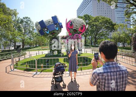 Tokio, Japan. Juli 2021. Besucher sehen sich Miraitova (l), offizielles Maskottchen der Olympischen Sommerspiele 2020 in Tokio, an und machen Fotos mit Someity, offiziellem Maskottchen der Paralympics. Die Olympischen Spiele 2020 in Tokio finden vom 23. Juli 2021 bis zum 8. August 2021 statt. Quelle: Michael Kappeler/dpa/Alamy Live News Stockfoto