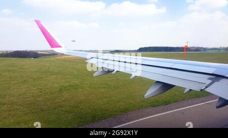 Wizzair-Flugzeug nähert sich der Start- und Landebahn, während ein weiteres Flugzeug vom Flughafen London Luton landet. 15.09.2019, GROSSBRITANNIEN. Stockfoto