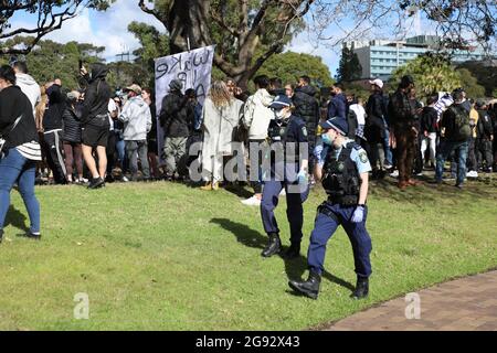 Sydney, Australien. Juli 2021. Anti-Lockdown-Demonstranten versammelten sich im Victoria Park, Camperdown, bevor sie entlang des Broadway und der George Street zum Rathaus marschierten und es bis zur King Street machten, bevor die Polizei eine Linie bildete, um sie zu stoppen, weiter zu gehen. Die Demonstranten marschierten zurück zum Victoria Park, Camperdown. Der Protest war nicht autorisiert und stellte einen Verstoß gegen die aktuellen COVID-19 Public Health Orders dar. Zahlreiche Verhaftungen wurden durchgeführt. Im Bild: Die Polizei hat die Demonstranten im Victoria Park im Auge. Kredit: Richard Milnes/Alamy Live Nachrichten Stockfoto