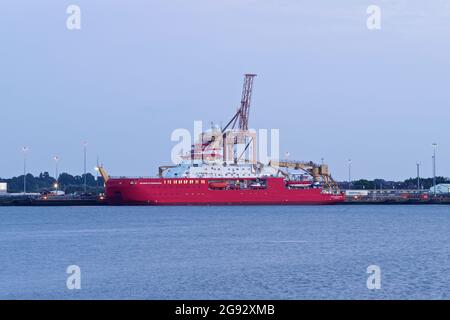 RRS Sir David Attenborough vertäute in Harwich und nahm Vorräte und Ausrüstung in Vorbereitung auf seine Jungfernfahrt zur Antarktis an. Stockfoto