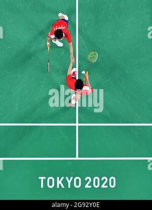 Tokio, Japan. Juli 2021. Huang Dongping (TOP) und Wang Yilyu aus China reagieren während des Mixed-Double-Gruppen-Badminton-Spiels von Tokio 2020 zwischen China und Deutschland am 24. Juli 2021 in Tokio, Japan. Quelle: Xue Yubin/Xinhua/Alamy Live News Stockfoto