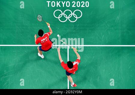 Tokio, Japan. Juli 2021. Huang Dongping (TOP) und Wang Yilyu aus China treten beim 2020 Mixed Doubles-Gruppenbadmintonspiel zwischen China und Deutschland in Tokio, Japan, am 24. Juli 2021 an. Quelle: Xue Yubin/Xinhua/Alamy Live News Stockfoto