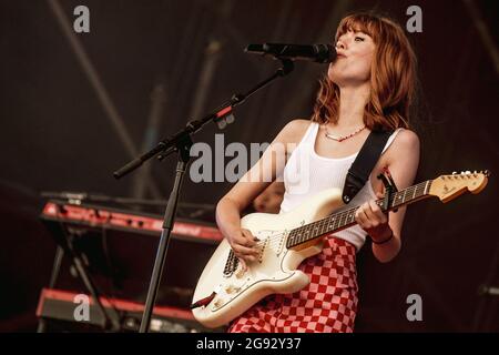 Suffolk, Großbritannien. Juli 2021. Maisie Peters tritt am 1. Tag des Latitude Festivals 2021 auf.Quelle: Thomas Jackson/Alamy Live News Stockfoto