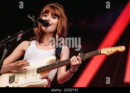 Suffolk, Großbritannien. Juli 2021. Maisie Peters tritt am 1. Tag des Latitude Festivals 2021 auf.Quelle: Thomas Jackson/Alamy Live News Stockfoto