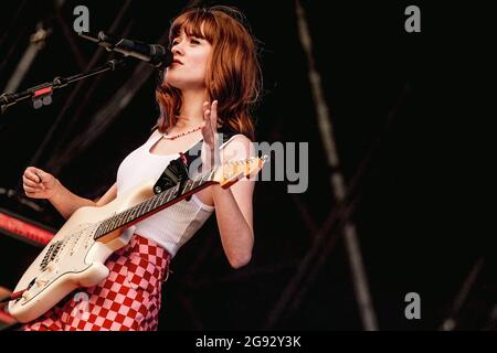 Suffolk, Großbritannien. Juli 2021. Maisie Peters tritt am 1. Tag des Latitude Festivals 2021 auf.Quelle: Thomas Jackson/Alamy Live News Stockfoto