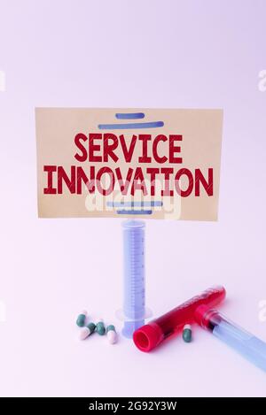 Schild mit Service Innovation. Business Showcase wie Sie Ihren Kunden einen besseren Service bieten können Schreiben wichtiger medizinischer Notizen Labor Stockfoto