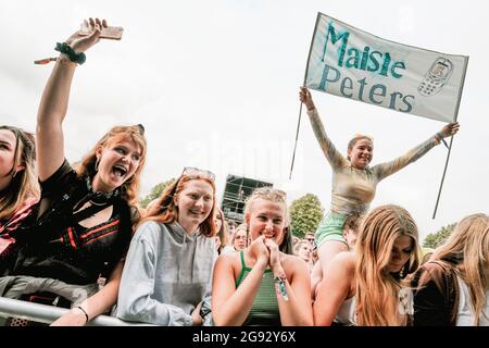 Suffolk, Großbritannien. Juli 2021. Maisie Peters tritt am 1. Tag des Latitude Festivals 2021 auf.Quelle: Thomas Jackson/Alamy Live News Stockfoto